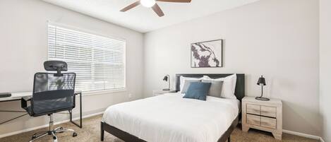 2 soveværelser, skrivebord, strygejern/strygebræt, weekendseng