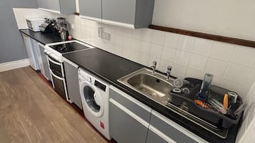 Lemari es, microwave, oven, dan kompor