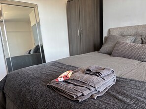 2 bedrooms, free WiFi, bed sheets - Modern 2-bed Victorian Apartment - Sleeps 6 & Pets (Yeovil)