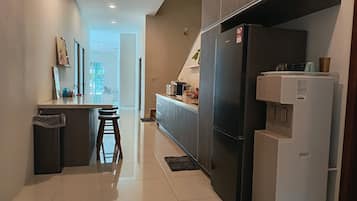 Refrigerador, microondas, horno, utensilios de cocina