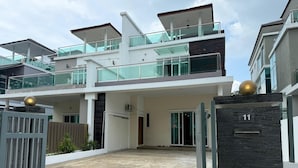 Un immeuble résidentiel moderne à plusieurs étages, doté d’une entrée sécurisée, d’un balcon et d’une allée.