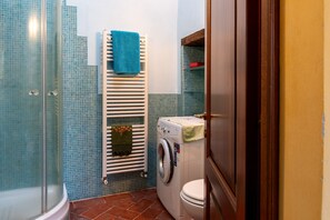 Douche, sèche-cheveux, serviettes fournies