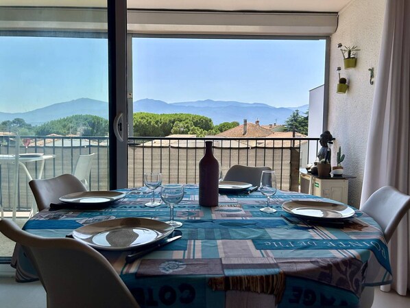 Dining - Air-conditioned 1-Bedroom with Loggia & Parking near Beach (Unknown)