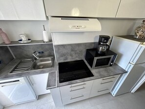 Fridge, stovetop, dishwasher, coffee/tea maker - Air-conditioned 1-Bedroom with Loggia & Parking near Beach (Unknown)