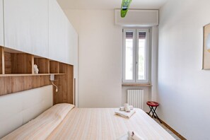 3 bedrooms, iron/ironing board, travel cot