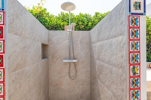 Shower, bidet, towels, shampoo