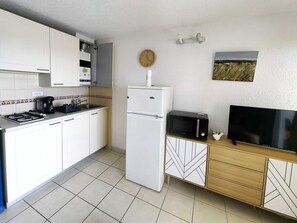 Microwave, oven, stovetop, coffee/tea maker