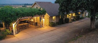 Wake to breathtaking sunrises over the rolling hills!  Relax by the fire under the stars, & savor sunset dinners beneath fragrant wisteria pergola. Surrounded by wineries and minutes from historic Jacksonville, this retreat blends charm & convenience