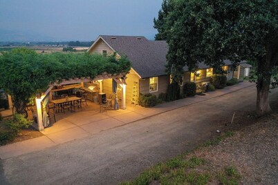 Wake to breathtaking sunrises over the rolling hills!  Relax by the fire under the stars, & savor sunset dinners beneath fragrant wisteria pergola. Surrounded by wineries and minutes from historic Jacksonville, this retreat blends charm & convenience