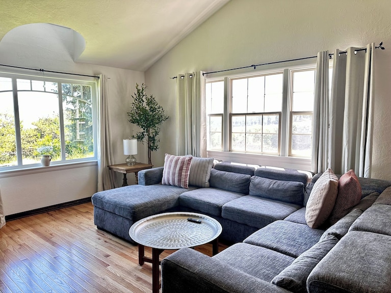 Wake To Breathtaking Sunrises Over The Rolling Hills! Relax By The Fire Under The Stars, & Sunset Dinners Beneath Fragrant Wisteria Pergola. Surrounded By Wineries And Minutes From Historic Jacksonville. Charm, Convenience & Budget Friendly. - Jacksonville