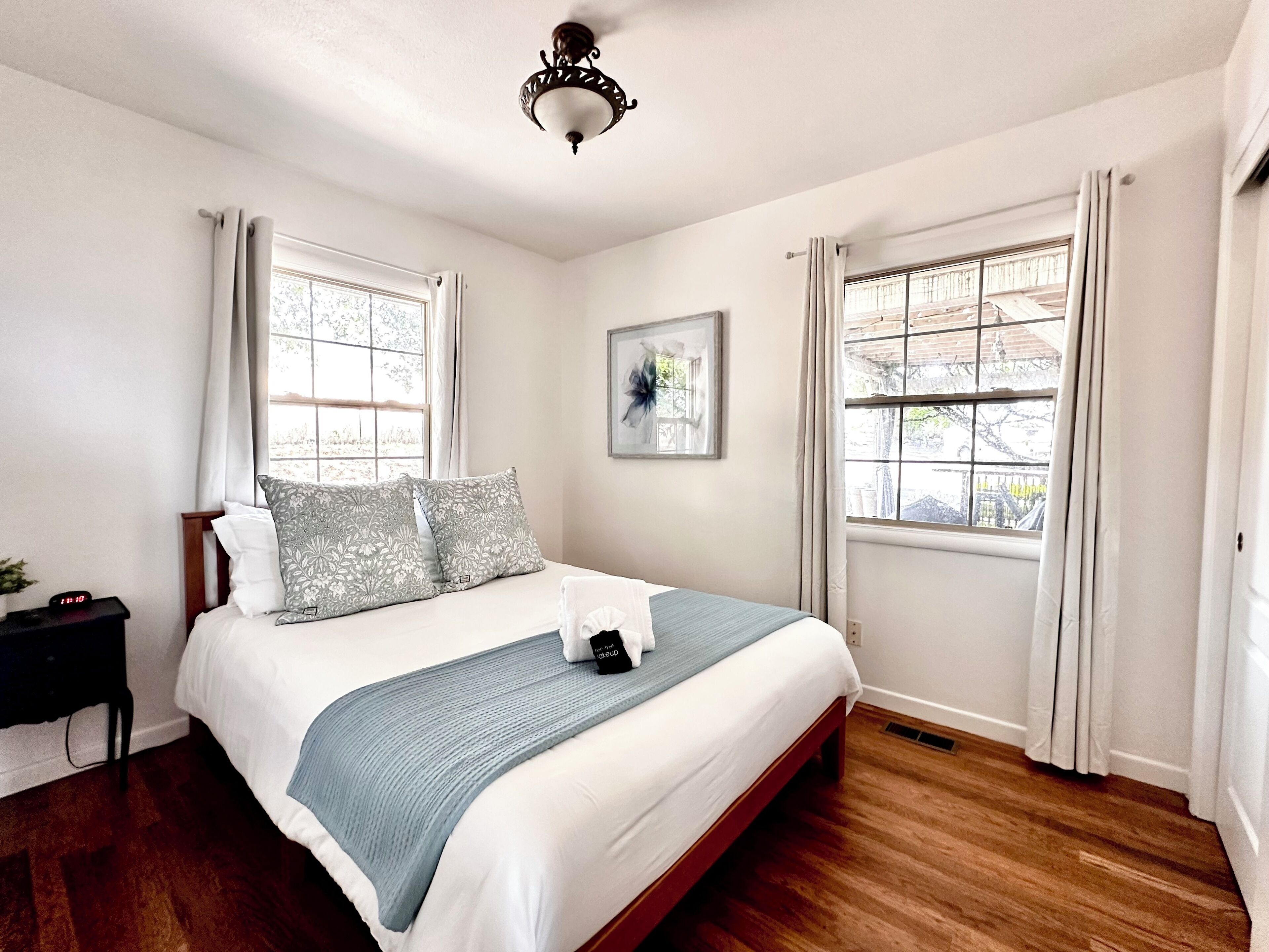 3 slaapkamers, een strijkplank/strijkijzer, gratis wifi, beddengoed