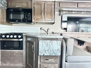 Fridge, microwave, oven, stovetop - Wake to breathtaking sunrises over the rolling hills!  Relax by the fire under the stars & savor sunset dinners beneath fragrant wisteria pergola. Surrounded by wineries and minutes from historic Jacksonville, this retreat blends charm & convenience (Central Point)