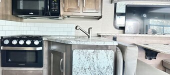 Wake to breathtaking sunrises over the rolling hills!  Relax by the fire under the stars & savor sunset dinners beneath fragrant wisteria pergola. Surrounded by wineries and minutes from historic Jacksonville, this retreat blends charm & convenience