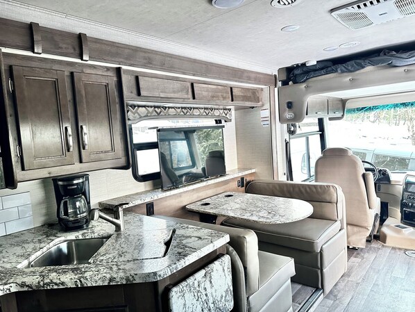 Kylskåp, mikrovågsugn, ugn och spishäll