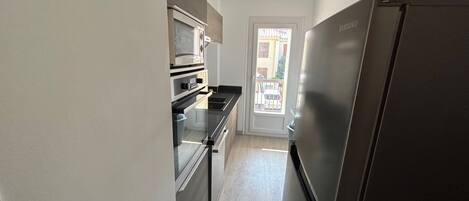 Kjøleskap, mikrobølgeovn, ovn og kokeplater