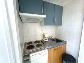 Kühlschrank, Mikrowelle, Herdplatte, Geschirrspüler