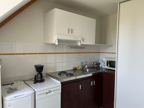 Køleskab, mikrobølgeovn, ovn, kogeplade