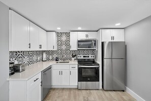 Kühlschrank, Mikrowelle, Ofen, Herdplatte