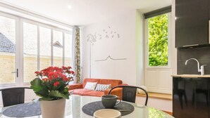 A modern kitchen with a black countertop and stainless steel sink. - Charming duplex with private terrace in the heart of Avranches (Avranches)
