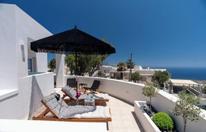 Terrace/patio - Island Charm – Cozy Boutique Escape in Imerovigli, Santorini (imerovigli)