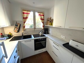 Kühlschrank, Mikrowelle, Ofen, Herdplatte