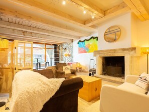 Interior - City Center Apartment with Pool and WiFi, Pets Allowed (Saint-Lary-Soulan)