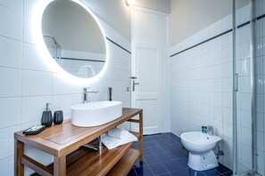 Dusche, Haartrockner, Shampoo