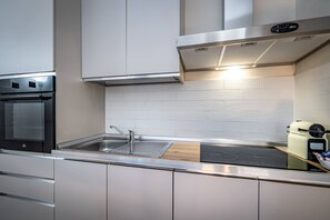 Frigorifero, microonde, forno, piano cottura