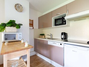 Micro-ondes, cafetière/bouilloire, grille-pain