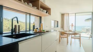 Estudio, balcón, vistas al mar | Cocina privada | Frigorífico, microondas, placa de cocina y lavavajillas