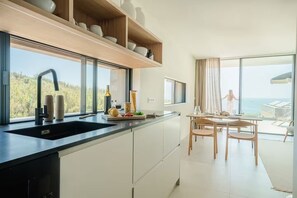 Studio, balcon, vue sur la mer | Cuisine privée | Réfrigérateur, four à micro-ondes, surface de cuisson, lave-vaisselle