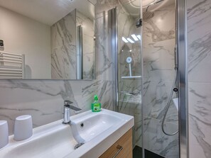 Sèche-cheveux, serviettes fournies