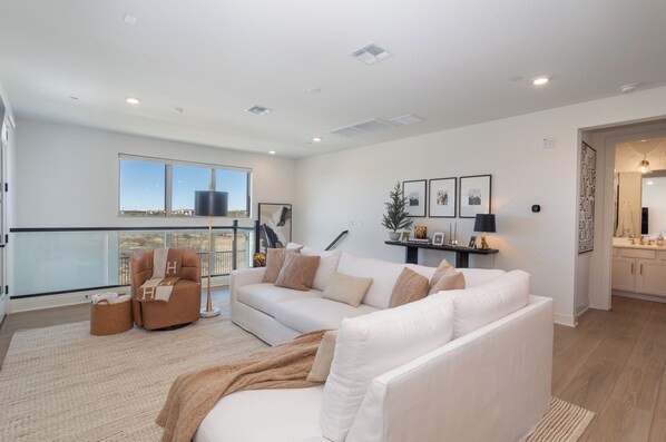 Smart TV, fireplace - Discover Desert Luxury: Stunning 2-Bedroom, 2-Bath Condo, Pool, Dog Park & MORE (Phoenix)