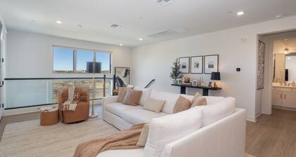 Discover Desert Luxury: Stunning 2-Bedroom, 2-Bath Condo, Pool, Dog Park & MORE