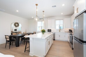 Microwave, oven, stovetop, dishwasher - Discover Desert Luxury: Stunning 2-Bedroom, 2-Bath Condo, Pool, Dog Park & MORE (Phoenix)