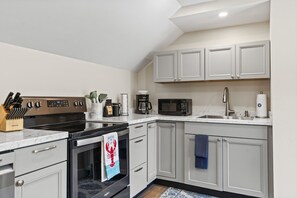 Microwave, dishwasher, coffee/tea maker, toaster