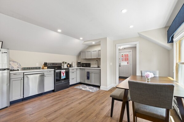 Microwave, dishwasher, coffee/tea maker, toaster