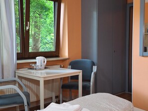 ツインルーム | 客室ごとに異なるインテリア、アイロン / アイロン台、WiFi (無料)、ベッドシーツ