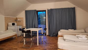Individually furnished, iron/ironing board, free WiFi, bed sheets