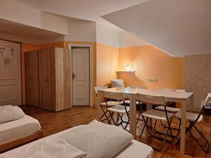 Chambre quadruple | Ameublement unique, fer et planche à repasser, accès au Wi-Fi (inclus)