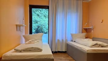 Zweibettzimmer, Balkon | Individuell eingerichtet, Bügeleisen/Bügelbrett, kostenloses WLAN