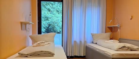 Chambre avec lits jumeaux, balcon | Ameublement unique, fer et planche Ă repasser, accĂšs au Wi-Fi (inclus)