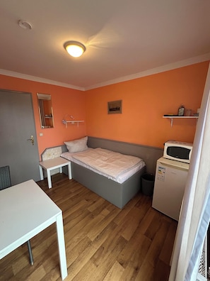 Single Room, Balcony | Individually furnished, iron/ironing board, free WiFi, bed sheets - 2-Rent Group Hostel Rooms AUB162 (Munich)