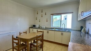 Fridge, microwave, oven, stovetop - Wave by Check-in Portugal (Albufeira)