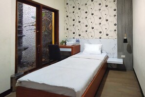 Free WiFi, bed sheets - INNCA - Villa Jatidiri Semarang (Semarang)