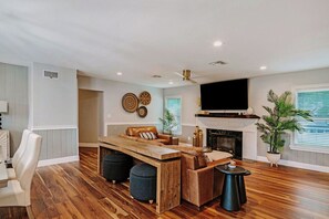 TV connectée, cheminée, espaces bureaux