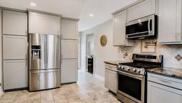 Køleskab, mikrobølgeovn, ovn, kogeplade