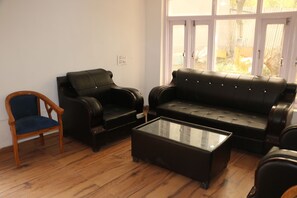 Lobby sitting area - Tavisha River View Orchard Pahalgam (Pahalgam)