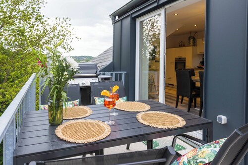 Tropengeflüster Penthouse in Hof. Balkon, Webergrill, Whirlpool, Digital Checkin