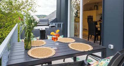 Tropical whisper penthouse in Hof. Balcony, Weber grill, whirlpool, digital check-in